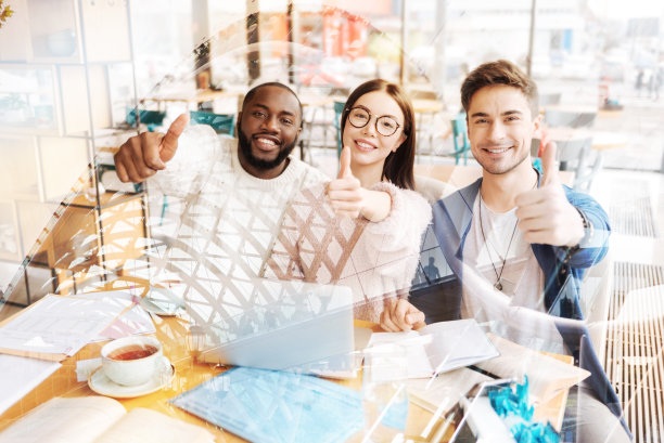 学生们高兴地竖起大拇指图片下载