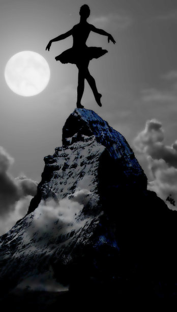在岩石上跳跃的人的剪影图片下载