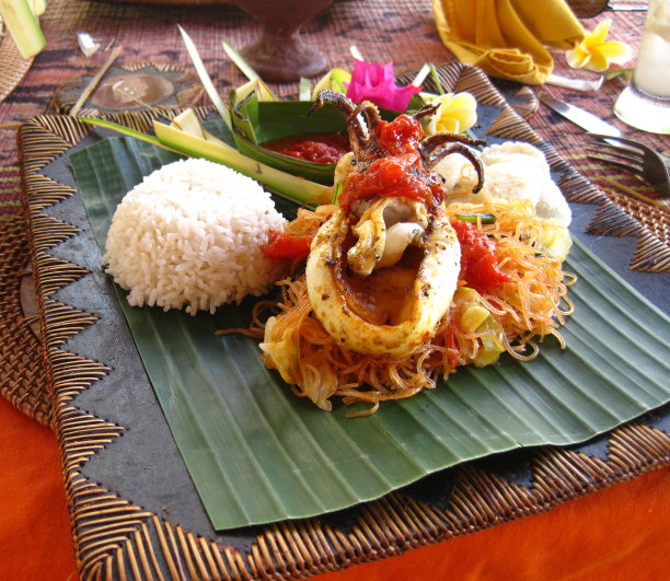 鱿鱼饭配香蕉叶图片下载