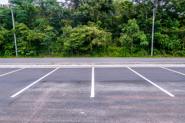 空荡荡的停车场图片下载