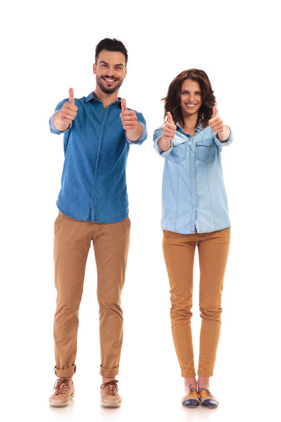 随意的情侣做出ok手势的全身照片图片下载