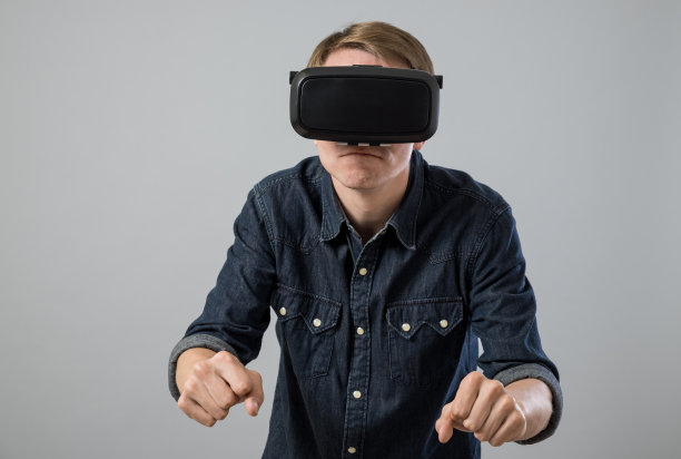 年轻的成年人在虚拟现实中图片下载