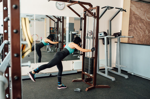 可爱的健康女孩在模拟器上做练习图片下载