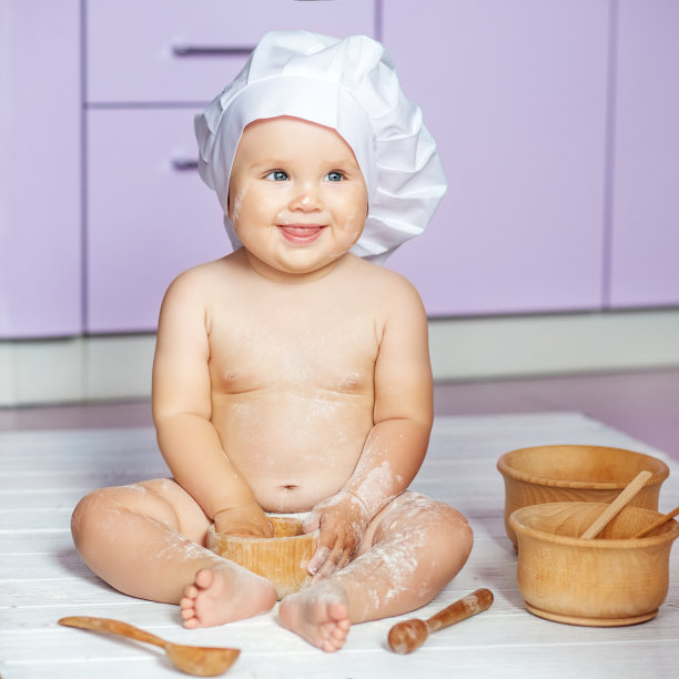 小孩在厨房里玩。厨师。广场。童年、养育、健康食品、家庭的概念。图片下载