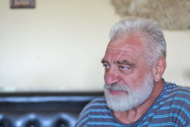 一个留着白胡子的老人的肖像。图片下载