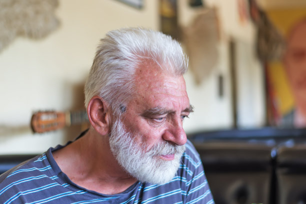 一个留着白胡子的老人的肖像。图片下载