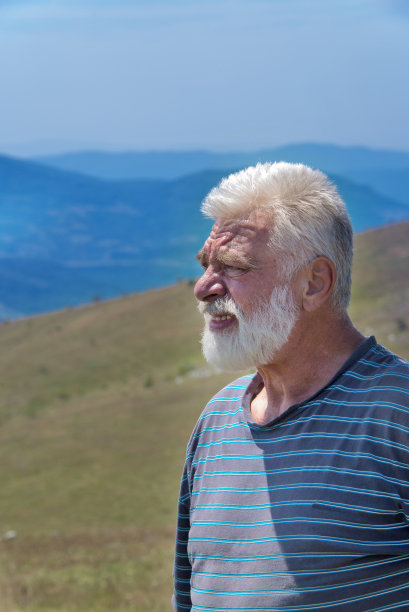 一位白胡子老人的肖像。图片下载