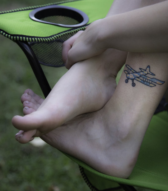 赤脚在椅子上图片下载