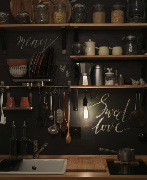 现代家庭厨房的设计在阁楼风格，乡村风格，与灯。黑色的墙壁与搁架，托盘，水壶，马克杯，水槽。图片下载