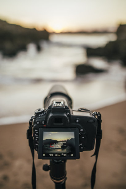 沙滩上的单反相机图片下载