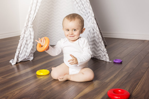 孩子们的小屋在房间里。孩子们房间的内部图片下载