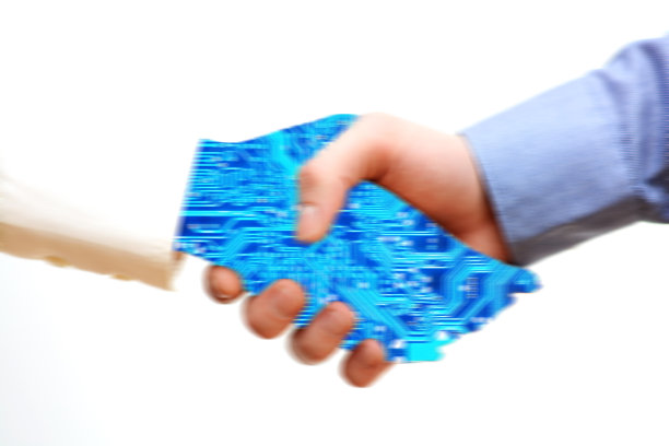 技术与人的互动概念与机器人手臂与人握手图片下载