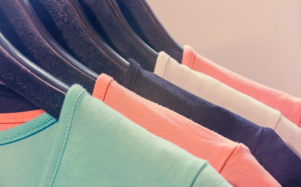 挂黑色衣服的衣架，上面挂着五颜六色的东西。塑身。图片下载