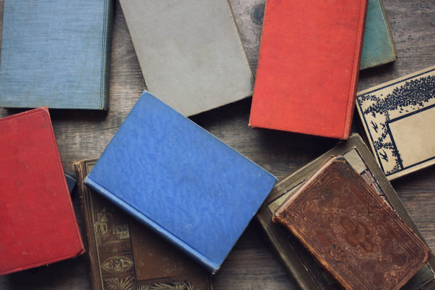 乡村木桌上的古书图片下载