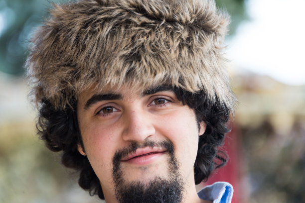 微笑的年轻人图片下载