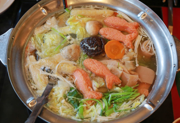 寿喜烧的火锅准备好吃了。图片下载