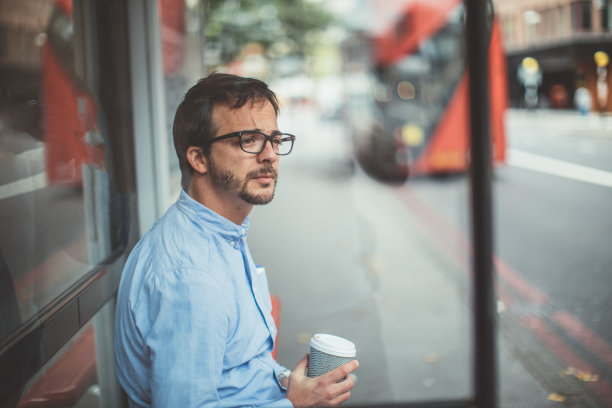 在车站等车的男人图片下载
