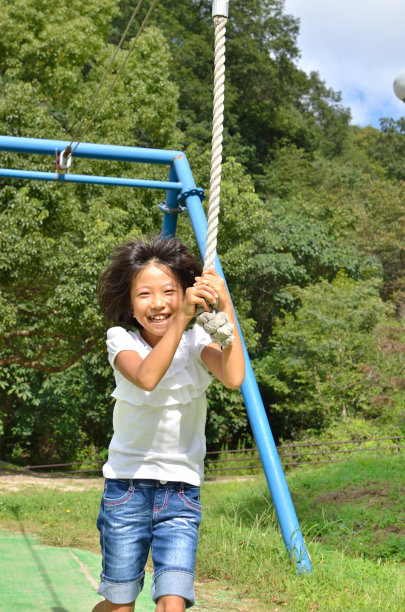 女孩们在公园里玩图片下载