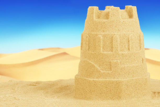 近距离观看沙滩上的沙堡。图片下载