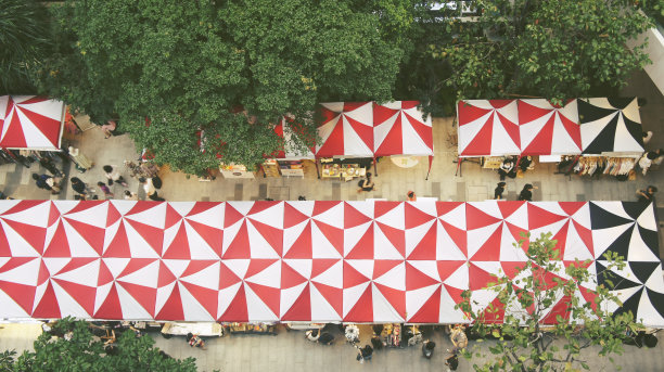 图片食品市场俯视图从建筑多彩的帐篷零售商店和照明。设计帐篷的屋顶。度假市场图片下载