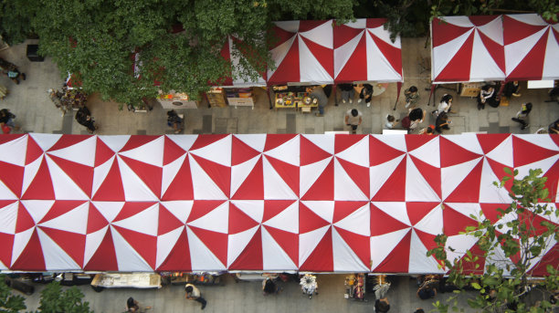 图片食品市场俯视图从建筑多彩的帐篷零售商店和照明。设计帐篷的屋顶。度假市场图片下载