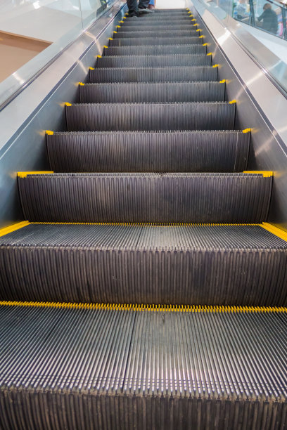 自动扶梯建筑内部和人站图片下载