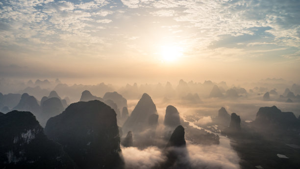鸟瞰图上方的农田和山区在早上图片下载