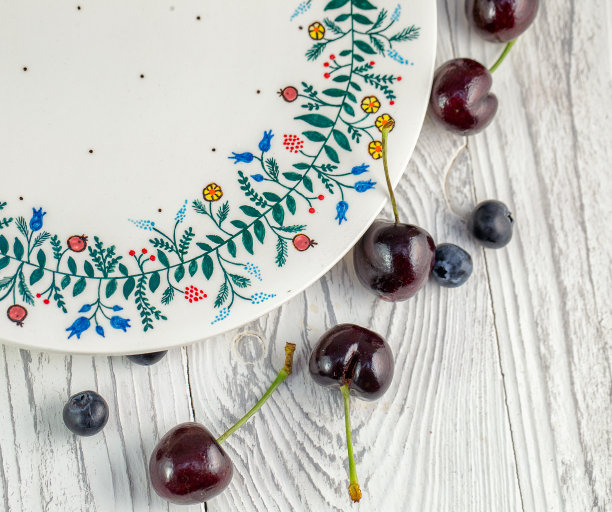 盘子旁边放着蓝莓和樱桃图片下载