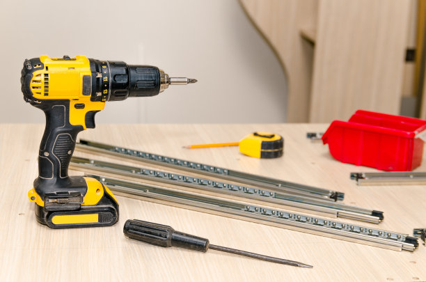 组装家具的特写镜头图片下载