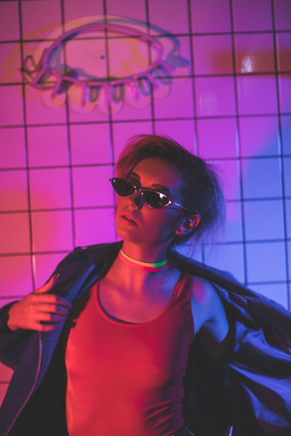 戴着墨镜的时尚女孩素材图片