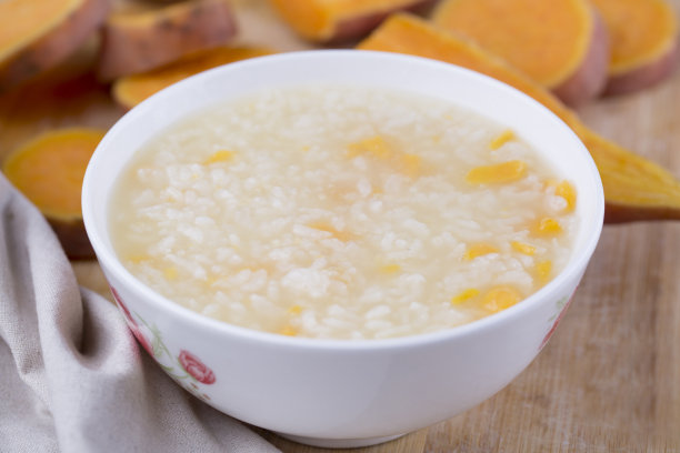 简单健康的红薯粥。以饮食和营养、健康饮食和生活方式为理念。图片下载