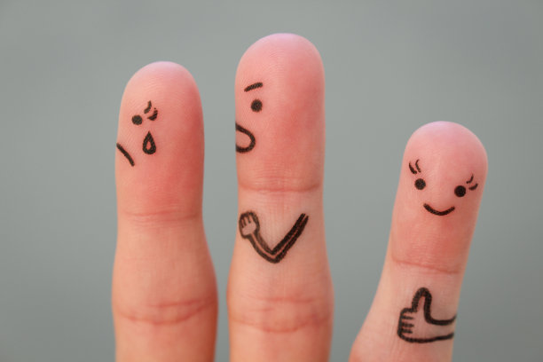 夫妻吵架时的手指艺术。另一个女人很高兴。图片下载