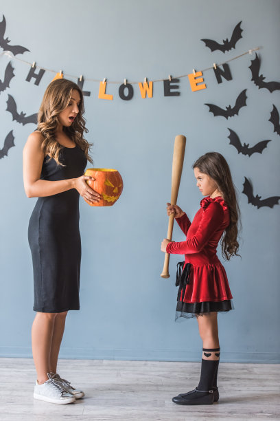 妈妈和女儿准备过万圣节了图片下载