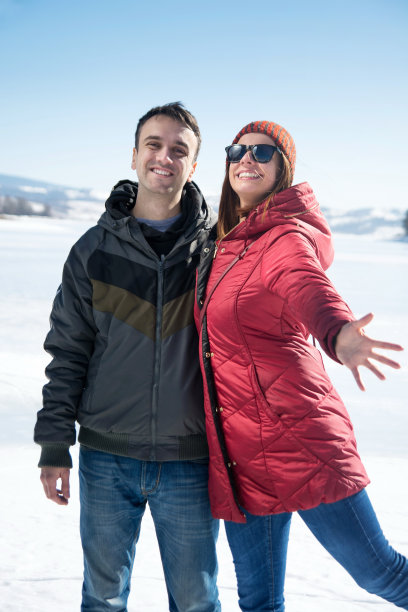一对幸福的夫妇在结冰的湖面上玩图片下载