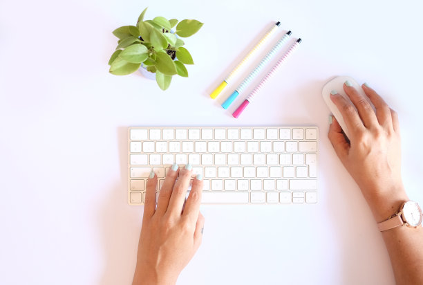 在键盘上打字的女商人素材图片