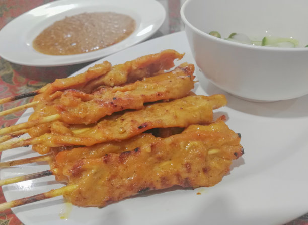 软聚焦图片的猪肉沙嗲与花生源图片下载