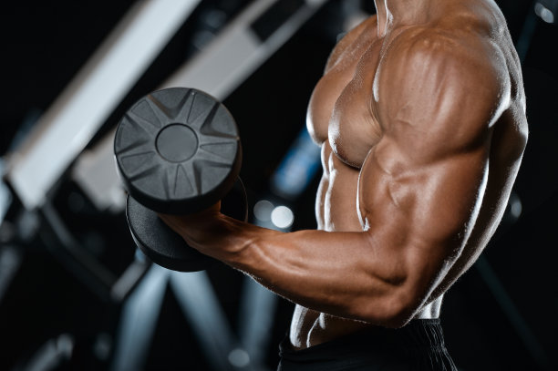 英俊的模特年轻男子在健身房锻炼图片下载