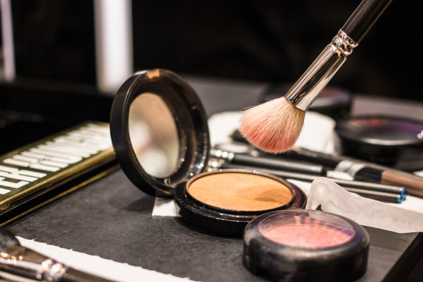 化妆刷和化妆粉。图片下载