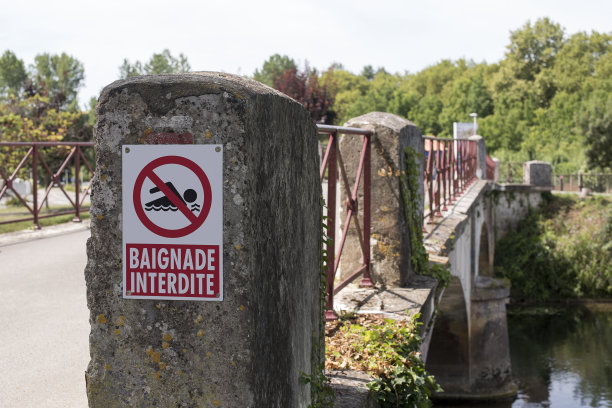 法国一座桥上的“禁止游泳”标志图片下载