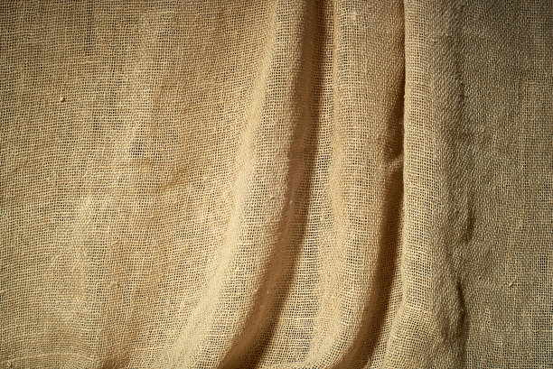 窗帘用粗糙的布做成的有垂直褶皱的窗帘纹理、背景图片下载