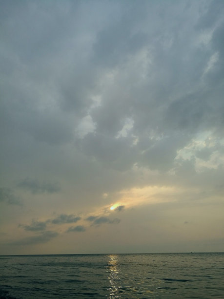 彩色的日落在海上移动的照片图片下载