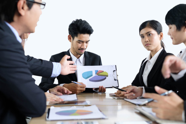 亚洲商务人士开会时间，经理在办公室会议室听他的员工头脑风暴，一起讨论新的创业项目，业务同事的团队合作理念图片下载