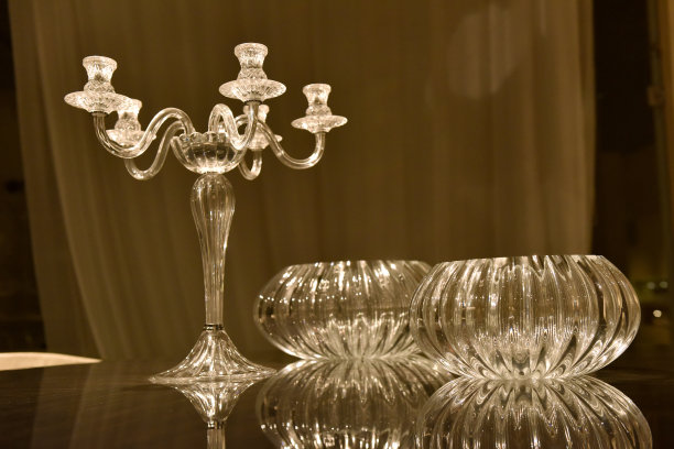 桌子上的装饰品特写镜头图片下载