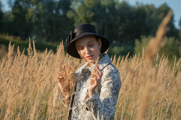 年轻的奢侈的女人图片下载