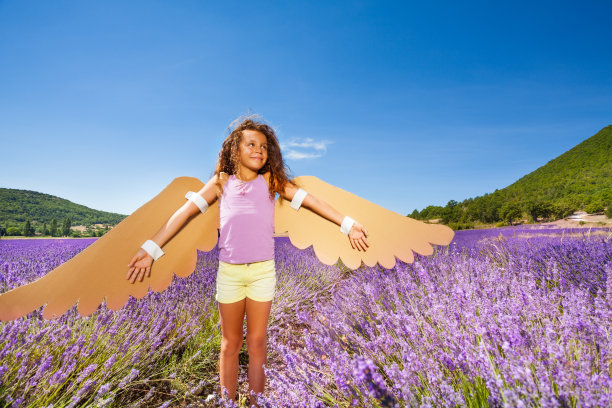 穿着手工服装假装小鸟的女孩图片下载