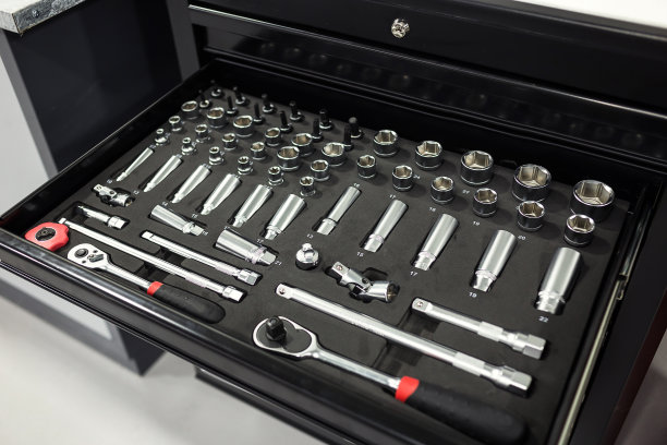 用于修理和诊断车在车库的车，工具套，工具扳手和工具近箱，更换汽车零配件，汽车零配件，工具服务，工具箱与工具图片下载