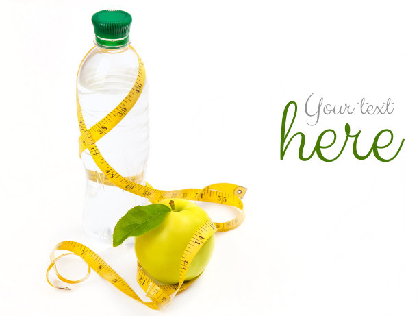 白色背景上的苹果芯，毛巾，健康生活的瓶装水图片下载