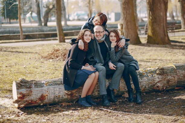 一家人散步图片下载