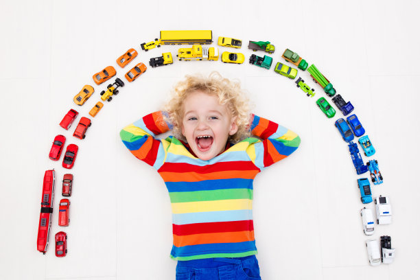 小男孩在玩玩具车。玩具对孩子。图片下载