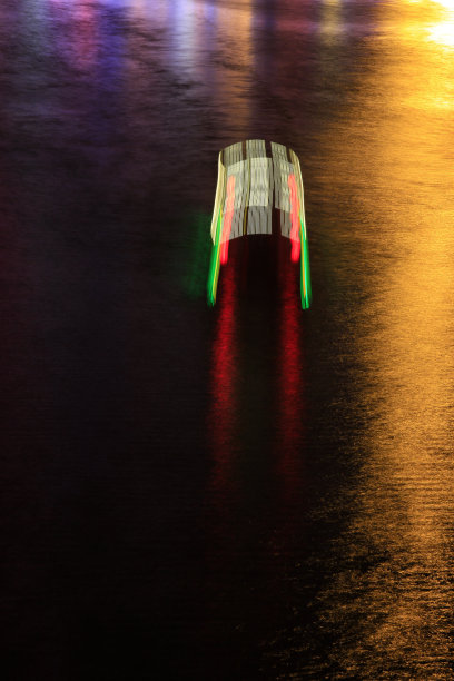 船的运动轨迹，夜间水面上，特写照片图片下载